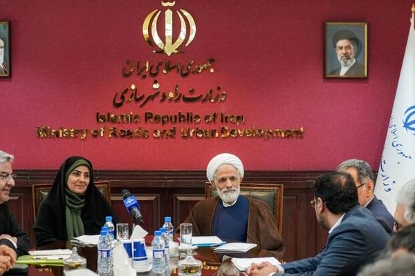وزیر راه و شهرسازی بر استفاده از ظرفیت حقوق‌دانان ایرانی خارج از کشور در وزارتخانه تاکید کرد