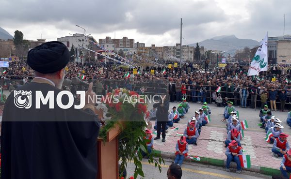 مردم لرستان در باران به جشن چهل سالگی انقلاب آمدند