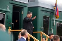 رهبر کره‌شمالی با قطار زرهی به پکن رسید + فیلم