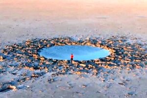 ماجرای گودال خبرساز دریاچه ارومیه که ۲ سال پیش ایجاد شده است، چیست؟