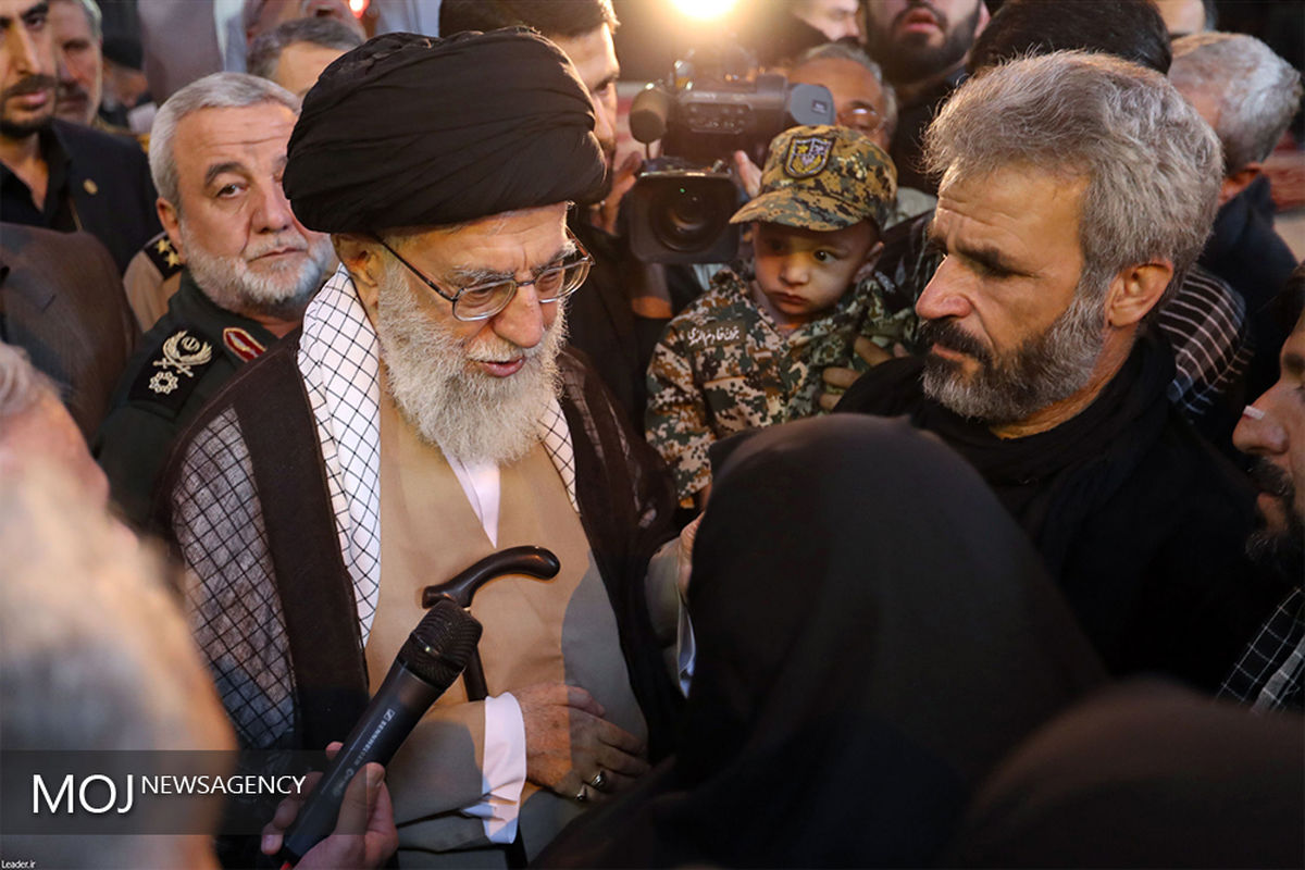 حضور مقام معظم رهبری در کنار پیکر مطهر شهید حججی
