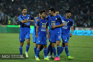 دیدار تیم های فوتبال استقلال تهران و تراکتورسازی تبریز