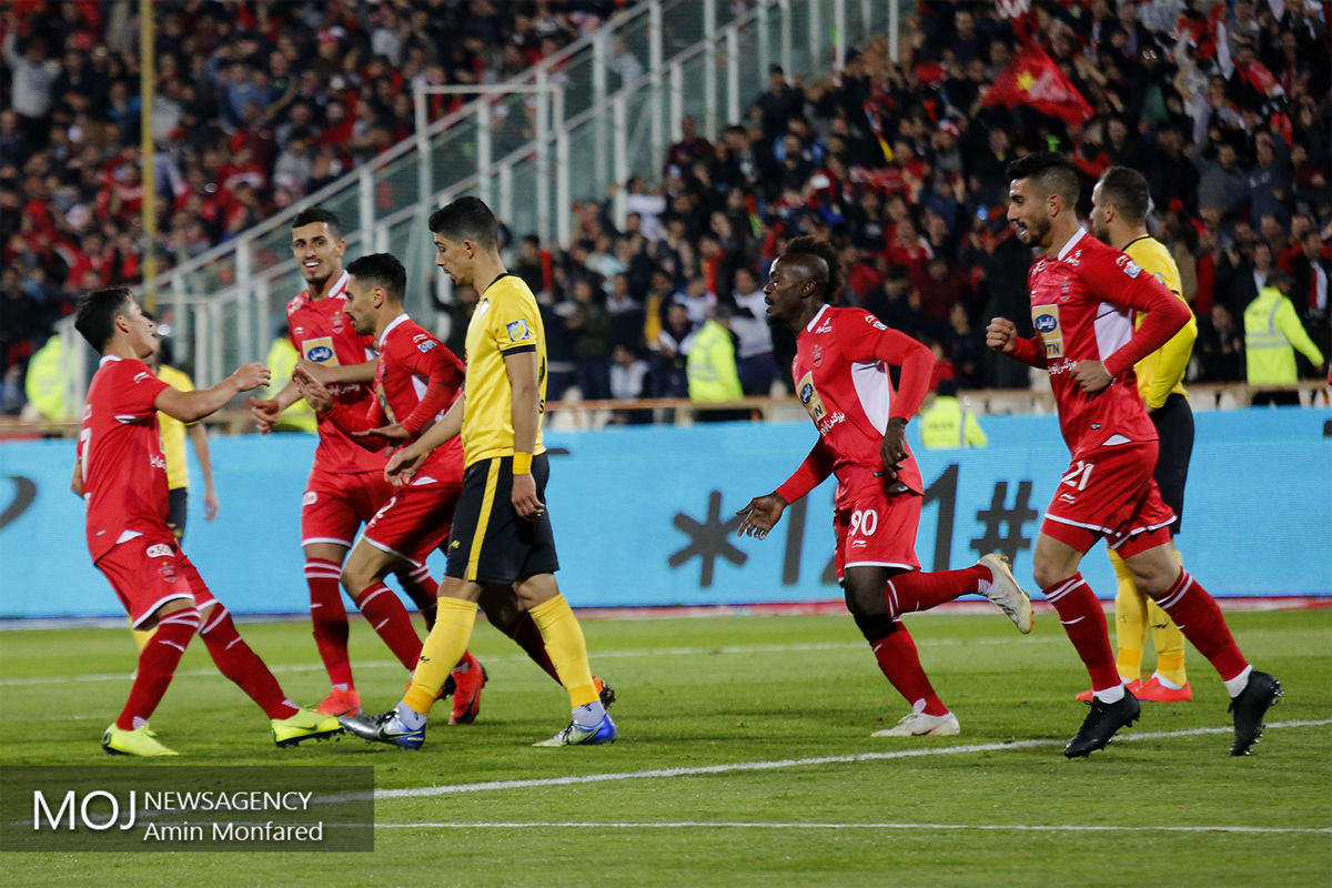 دیدار تیم های فوتبال پرسپولیس و پارس جنوبی جم