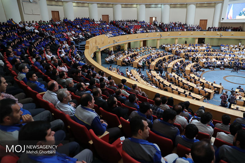 رییسجمهور از ۲۹ کارگر و مدیر واحدهای تولیدی و صنعتی کشور تجلیل کرد