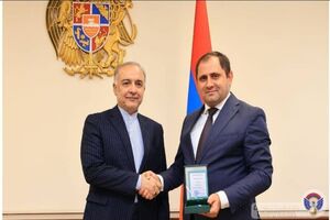 عالی‌ترین مدال افتخار وزارت دفاع ارمنستان به سفیر ایران اعطا شد