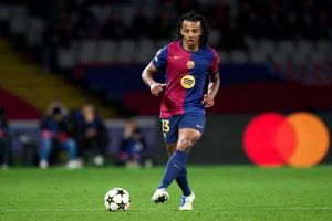 بارسلونا به تمدید قرارداد ژول کنده فکر می‌کند