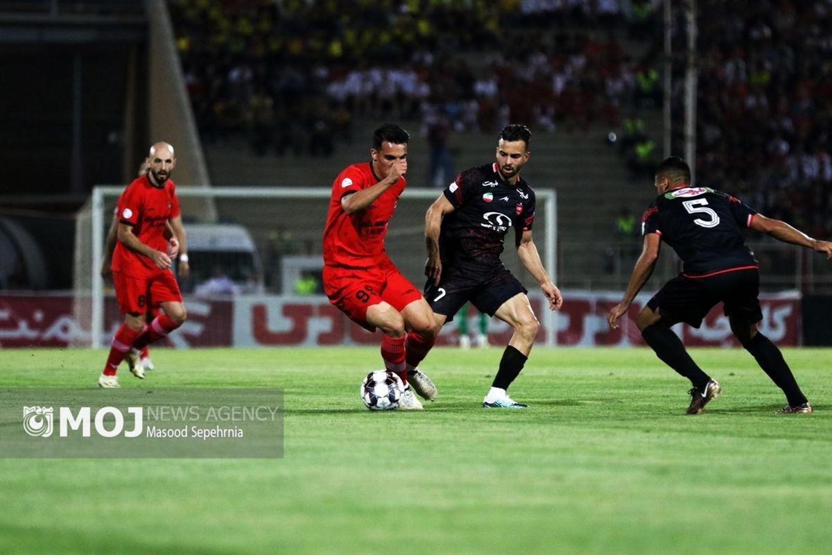 دیدار تیم های فوتبال تراکتور سازی تبریز و پرسپولیس تهران