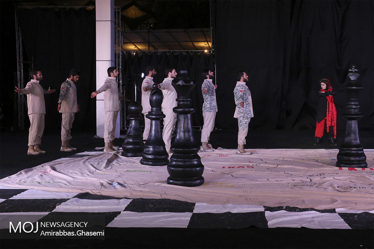 دومین روز اجراهای خیابانی سی و هفتمین جشنواره تئاتر فجر