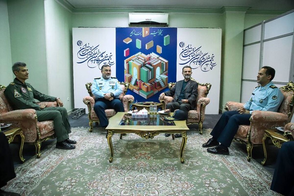 فرمانده نیروی هوایی ارتش در بازدید از نمایشگاه کتاب