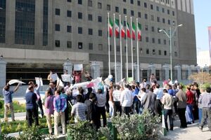 تجمع بازنشستگان مقابل مجلس با شعارهای سیاسی 