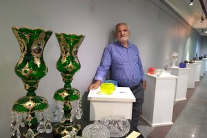 نمایشگاه می تواند هنرمندان پیشکسوت را از مرگ و فراموشی نجات دهد/سود بی زحمت کپی کاران کریستال ایرانی