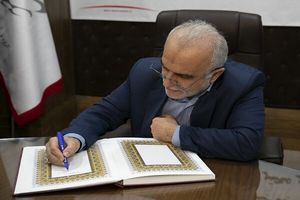 مومنی ازندریانی دبیر شورای عالی مناطق آزاد شد