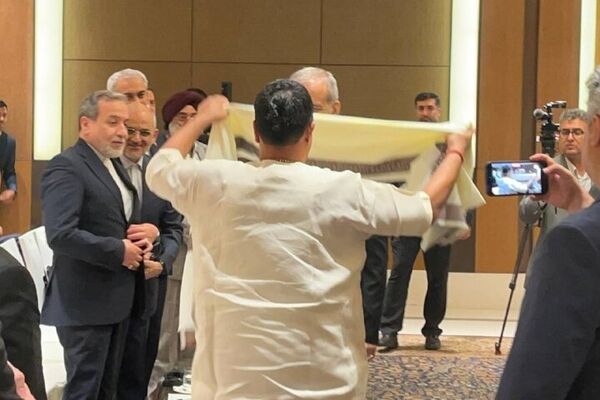 شال محبت به پزشکیان در هند اهدا شد