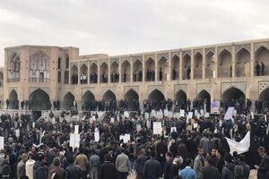 تجمع کشاورزان اصفهانی برای حقابه خود در مقابل پل خواجو 