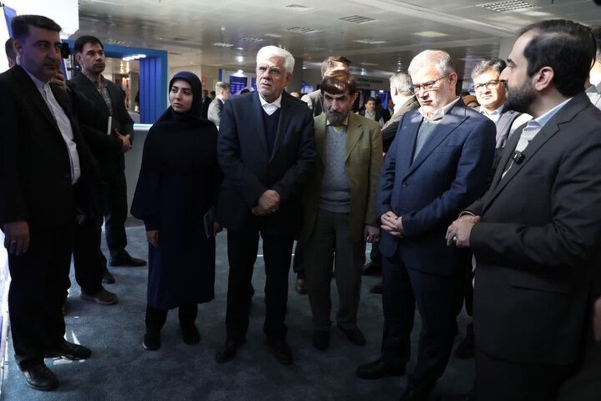 محمدرضا عارف در بازدید از غرفه قرارگاه اجتماعی استان البرز