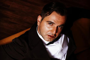 زمانی به روی صحنه رفتیم که سلبریتی ها پشت تئاتر را خالی کردند