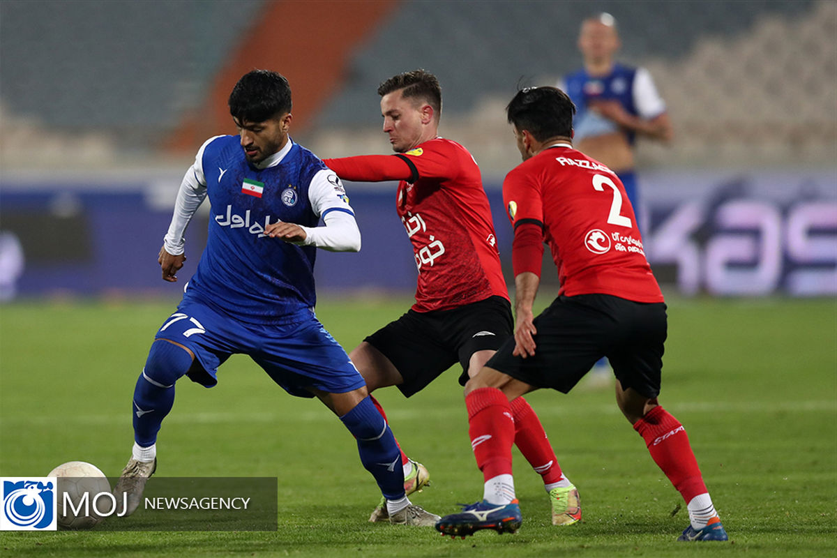 دیدار تیم های فوتبال استقلال و تراکتور 