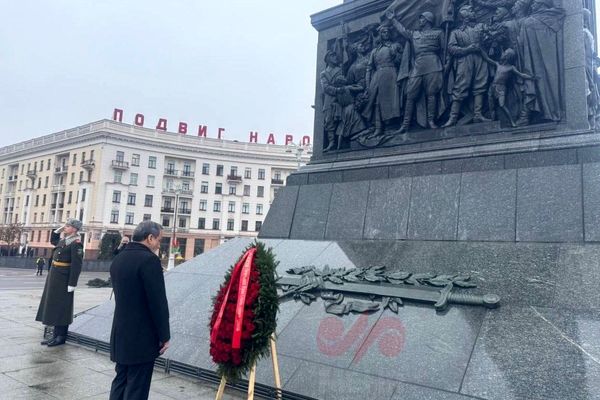 عراقچی به قربانیان جنگ جهانی دوم در مینسک ادای احترام کرد