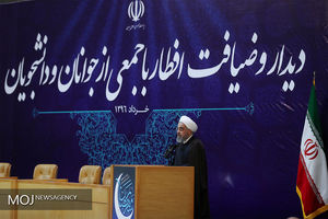 ضیافت افطار جمعی از جوانان با رییس جمهور