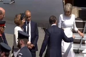 رفتار همسر مکرون دوباره خبرساز شد! + فیلم