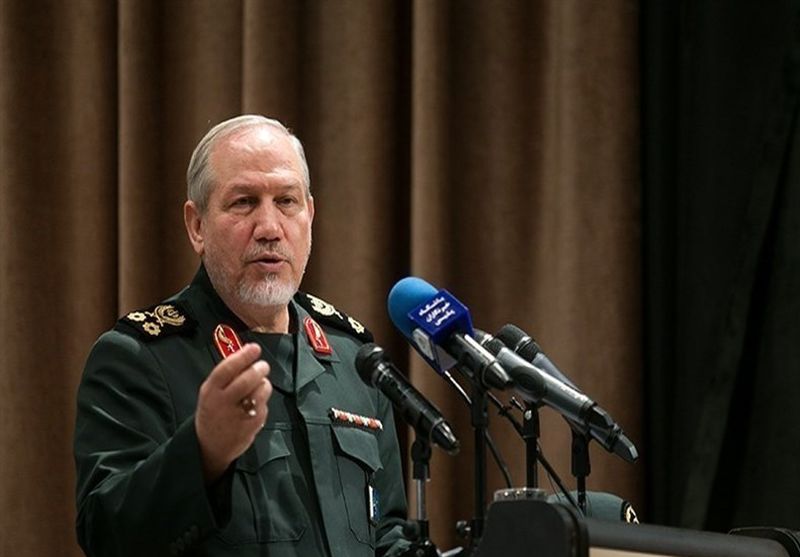 ملت ایران با ظالمان و مفسدان کنار نمی آید