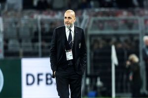 با بازیکنانی که تیم را بالا نمی‌برند، حرف می‌زنم