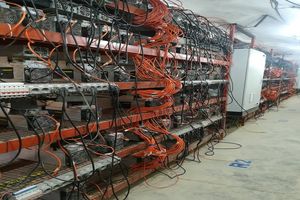 کشف 16 ماینر قاچاق از یک کارگاه متروکه در خمینی شهر