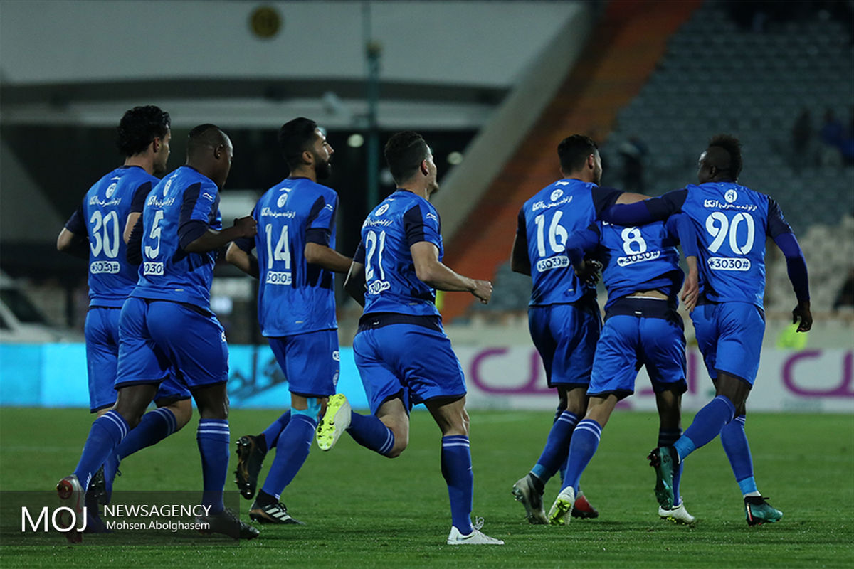 دیدار تیم های فوتبال استقلال تهران و ذوب آهن اصفهان