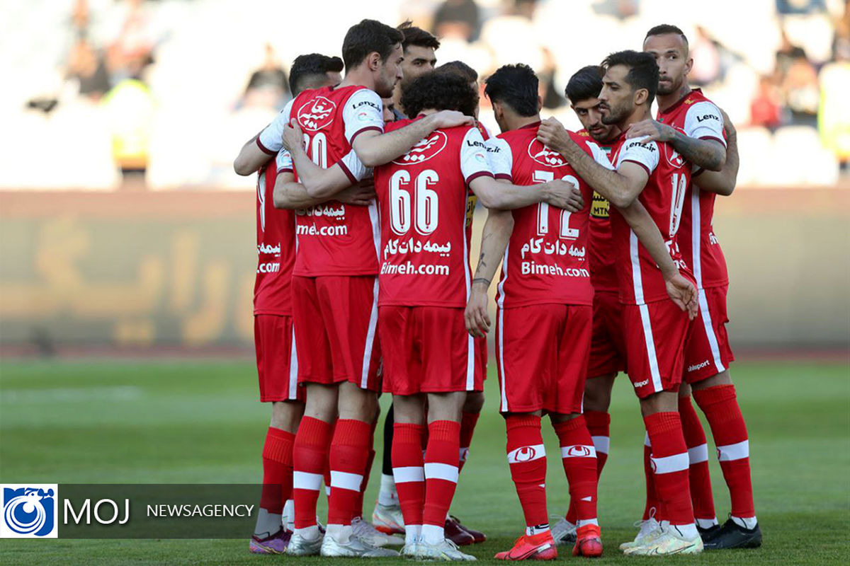 دیدار تیم های فوتبال پرسپولیس و نفت مسجد سلیمان