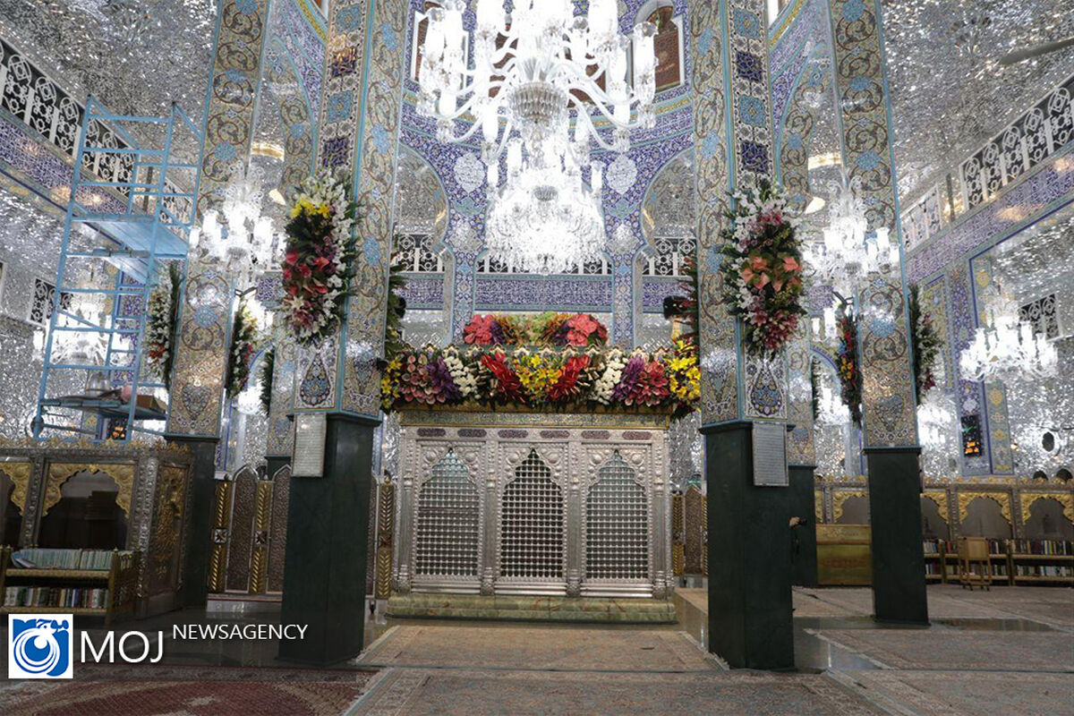 گل آرایی حرم حضرت زینب کبری (س) توسط خادمان ایرانی
