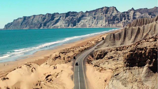 هیچ تابلوی راهنمایی به نام بندرلنگه در مسیر بندرعباس-بندرلنگه وجود ندارد