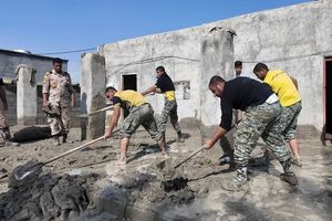 نیروی دریایی ارتش به سیل‌زدگان بندر جاسک امدادرسانی کرد