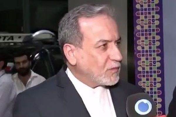 تمام کشتی‌های تجاری می‌توانند از تنگه هرمز عبور کنند
