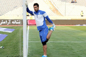 فرار دروازه‌بان خونه به خونه به رختکن در پی توقف بازی!