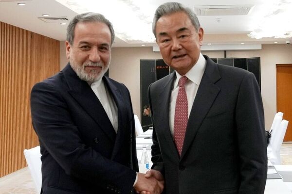 دیدار عراقچی و وانگ یی در حاشیه نشست سازمان همکاری شانگهای