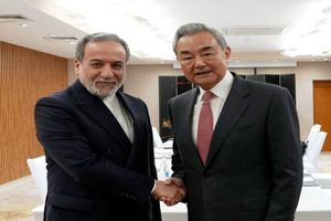 دیدار عراقچی و وانگ یی در حاشیه نشست سازمان همکاری شانگهای