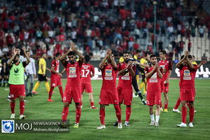 نیمه اول بدون گل و یک کارت قرمز برای قرمزها/پرسپولیس ده نفره بازی با سپاهان را ادامه می‌دهد