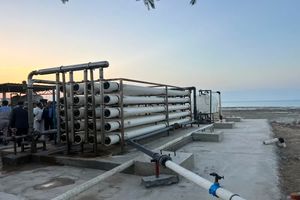 اتصال آبشیرینکن ۱۶۰۰مترمکعبی به شبکه آبرسانی داخلی روستای بندری باسعیدو