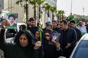 حضور معاون علمی رئیس جمهور در مراسم تشییع پیکر مطهر رهبر شهید انقلاب