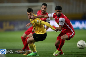 دیدار تیم‌ های فوتبال سپاهان و پرسپولیس