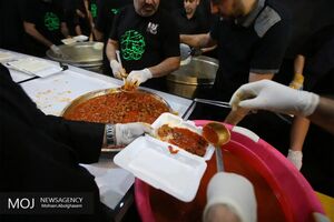 توزیع ۱۱ هزار وعده اطعام حسینی در حرم مطهر حضرت سیدعلاءالدین حسین (ع)