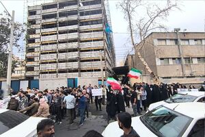 تجمع اعتراضی مقابل سفارت فرانسه در تهران در محکومیت سرکوب دانش‌آموزان