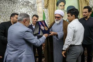 اهدای مدال قهرمانان کشتی ایران به موزه آستان قدس رضوی