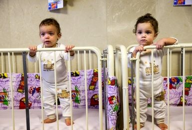 فرزندخوانده طبق قانون ارث نمی‌برد/ اختیار نام‌گذاری با خانواده جایگزین است