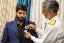 نشان فداکاری ارتش بر سینه خادم حرم شاهچراغ