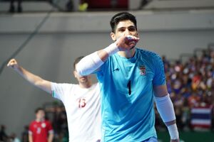 دستکش طلا به دروازه‌بان ایران رسید