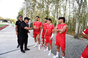 سرمربی تیم فوتبال امید در بازی دوستانه پرسپولیس حضور یافت