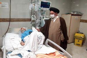 عیادت امام جمعه اصفهان از آیت‌الله ناصری