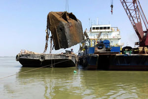 خارج سازی شناور مغروقه "تنگسیر" از عمق 17 متری خلیج فارس