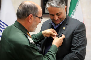 اهدای نشان مدیر جهادی و در تراز انقلاب اسلامی به مدیرکل نوسازی مدارس آذربایجان شرقی 